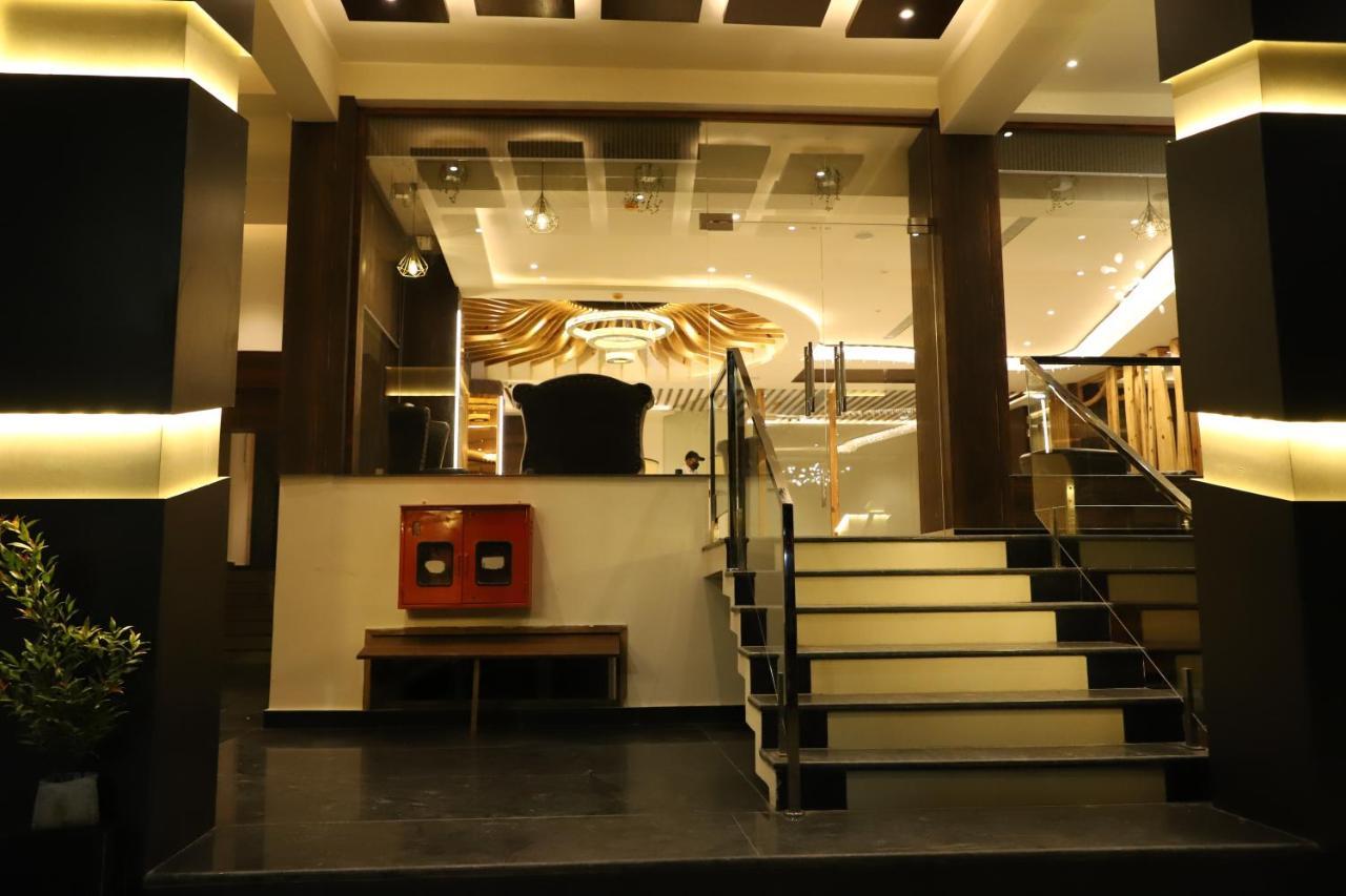 Hotel Emperio Grand ลัคเนา ภายนอก รูปภาพ
